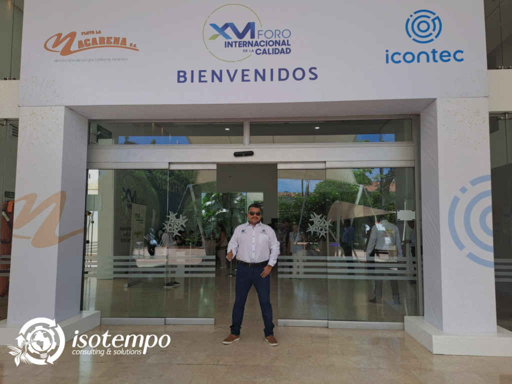 Persona de pie frente a la entrada del XVI Foro Internacional de la Calidad en Cartagena, con logos de Icontec y empresas patrocinadoras en la parte superior. En la esquina inferior izquierda aparece el logo de Isotempo Consulting & Solutions, representando la participación de la empresa en el evento.